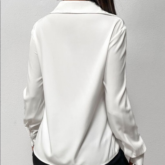 🐚 CLASSIC WHITE TWIST FRONT BLOUSE! - Picture 2 of 7